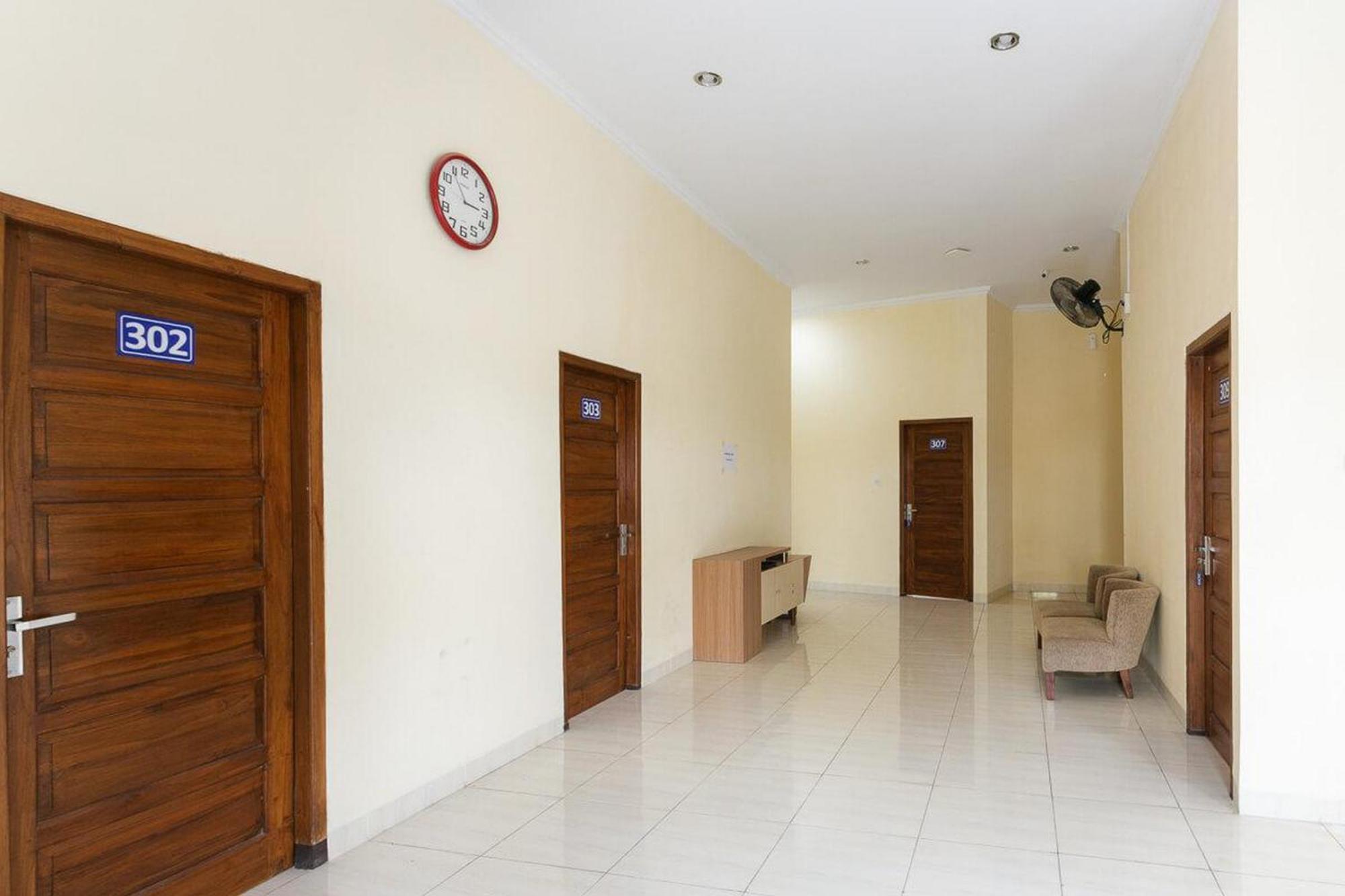 Reddoorz Syariah Near Purwosari Train Station Hotel Solo Exterior foto