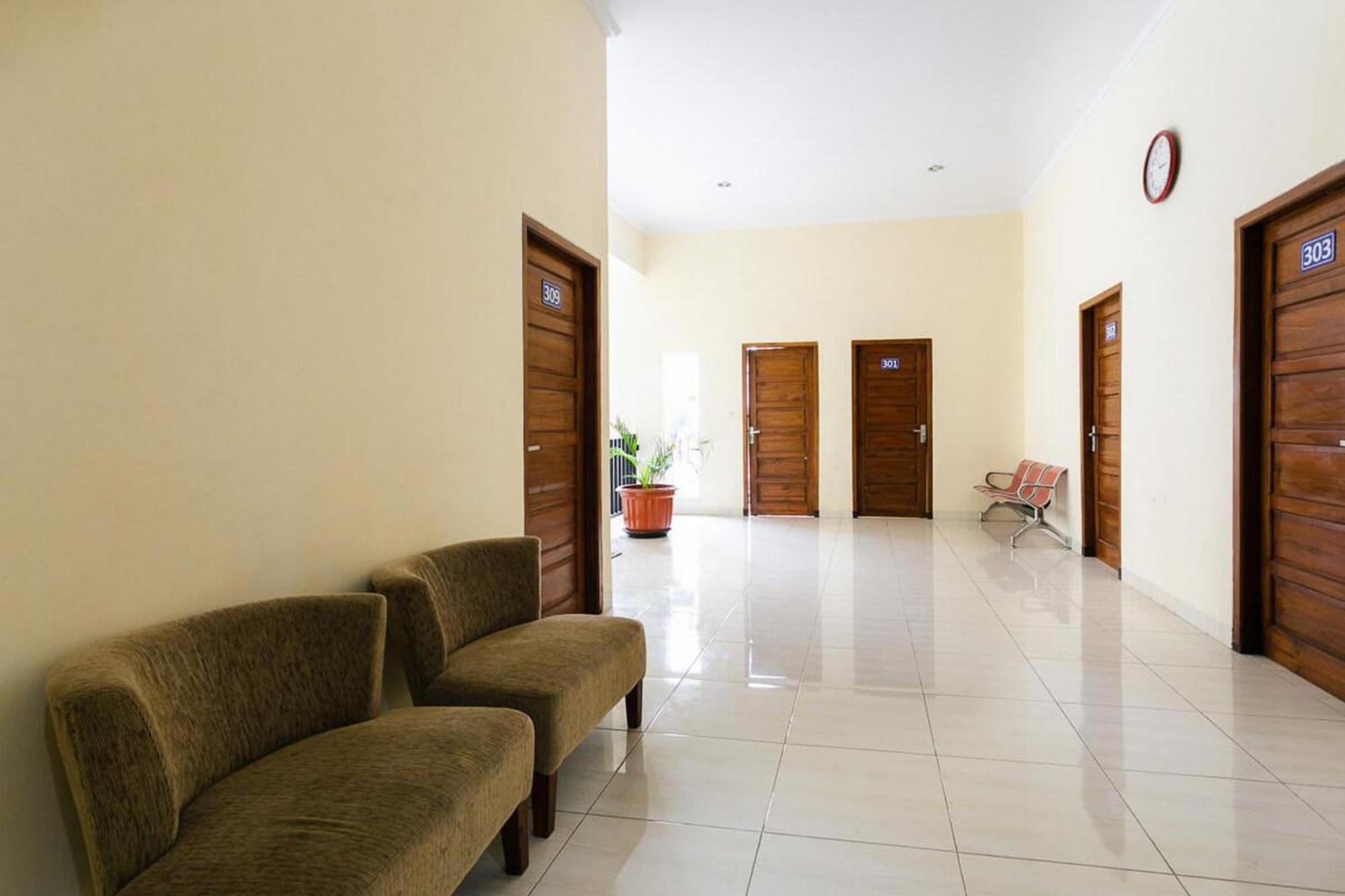Reddoorz Syariah Near Purwosari Train Station Hotel Solo Exterior foto