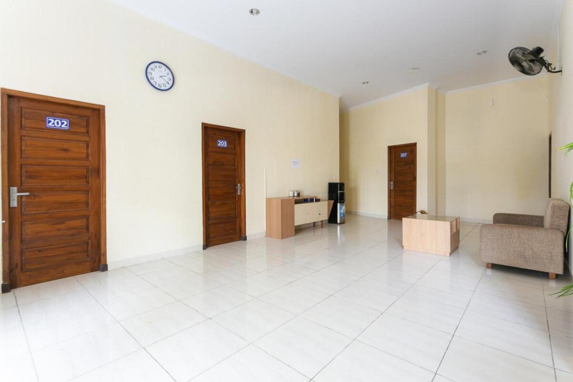 Reddoorz Syariah Near Purwosari Train Station Hotel Solo Exterior foto
